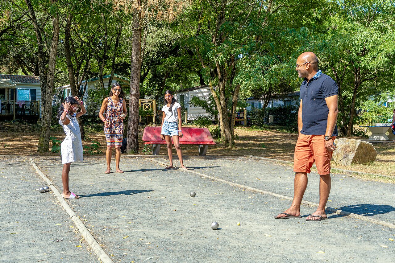 Familie spielt Boule auf dem Platz im Campingplatz CAPFUN Zagarella Longeville-sur-Mer.