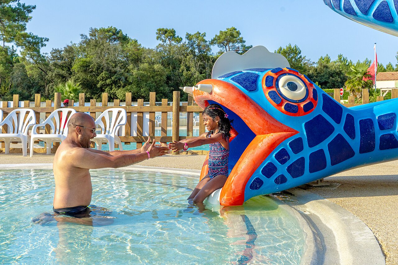 Fisch-Wasserrutsche und Au�enpool auf dem Campingplatz CAPFUN Zagarella in LONGEVILLE SUR MER (85).