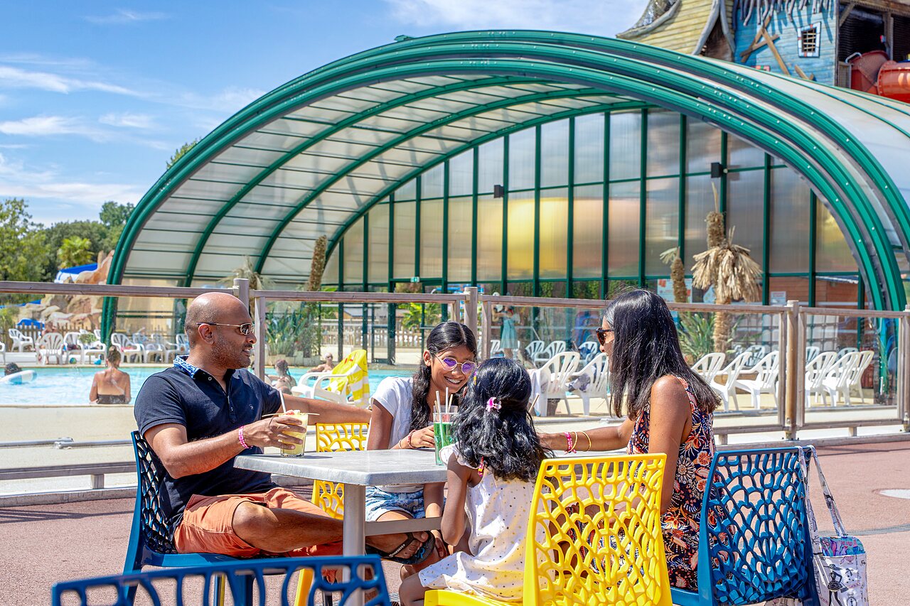 Familie an der Bar nahe dem �berdachten Pool, CAPFUN Zagarella, LONGEVILLE SUR MER (85).