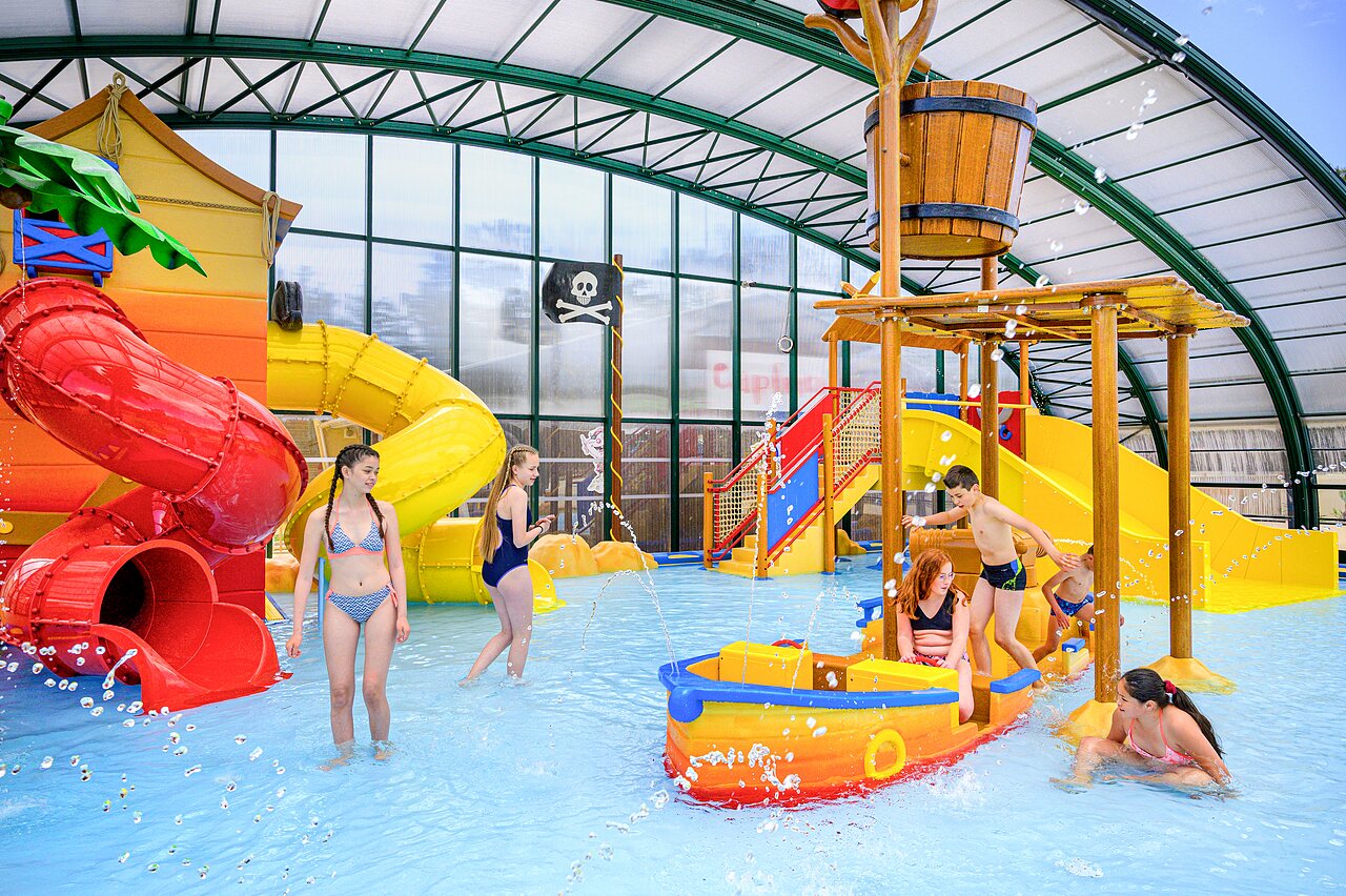 �berdachtes Schwimmbad, bunte Rutschen, Wasserspiele, CAPFUN Zagarella, LONGEVILLE SUR MER (85).