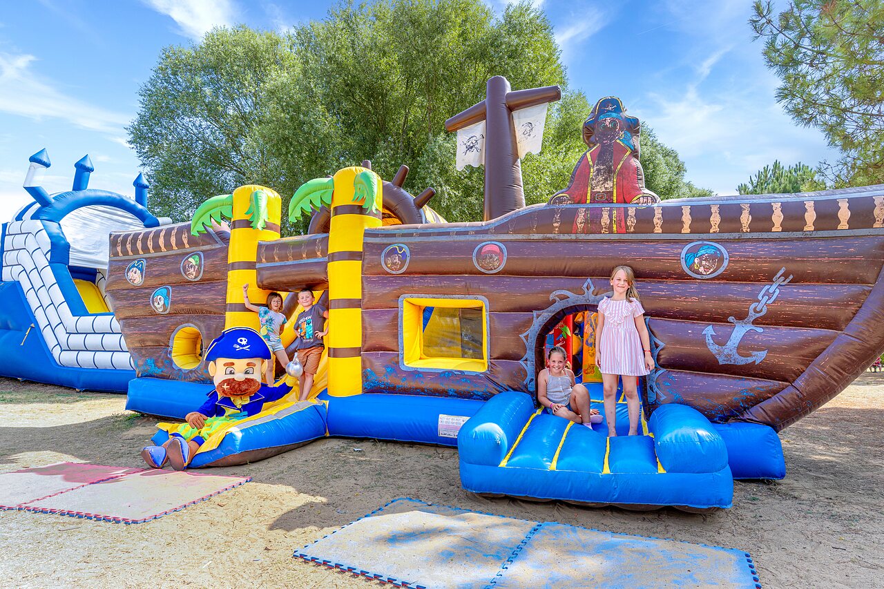 Aufblasbares Piratenschiff, Campingplatz CAPFUN Zagarella in LONGEVILLE SUR MER (85).