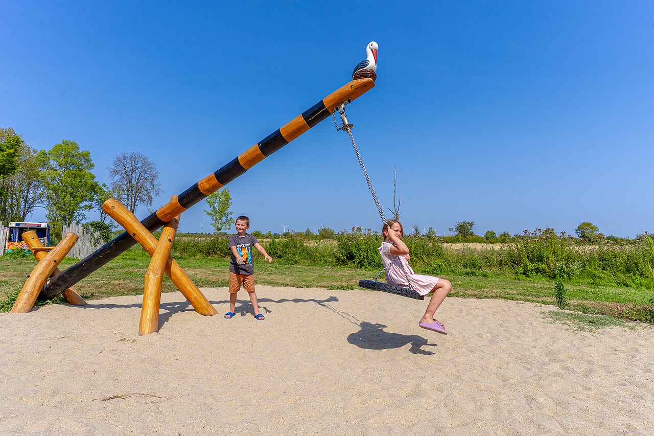 Spielplatz, Riesenschaukel, Kinder, auf Camping CAPFUN Zagarella LONGEVILLE SUR MER.