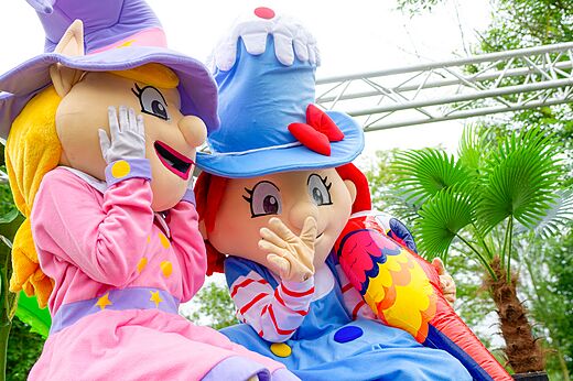 Fröhliche Maskottchen auf dem Campingplatz CAPFUN Zagarella in LONGEVILLE SUR MER (85).