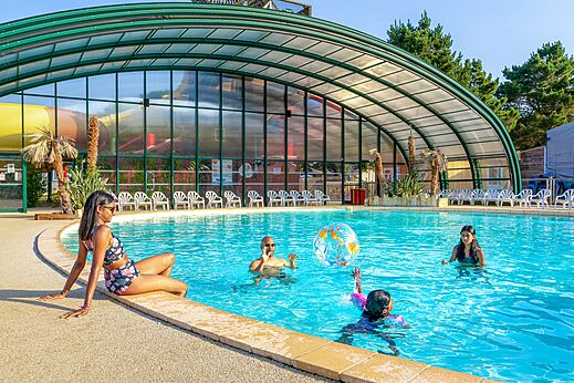 Außenpool, Wasserrutsche und Familie auf dem Campingplatz CAPFUN Zagarella.