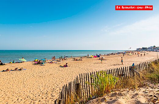 Belebter Sandstrand mit Badegästen und Sonnenschirmen in La Tranche-sur-Mer, Vendée.