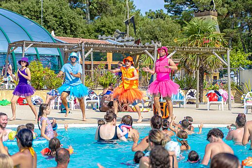Verkleidete Animateure leiten eine Aktivität im Pool auf dem Campingplatz CAPFUN Zagarella in LONGEVILLE SUR MER (85).