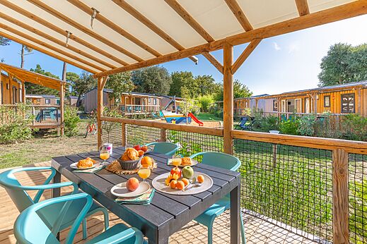Terrasse des Mobilheims mit Frühstück im CAPFUN Zagarella, Longeville-sur-Mer (85).