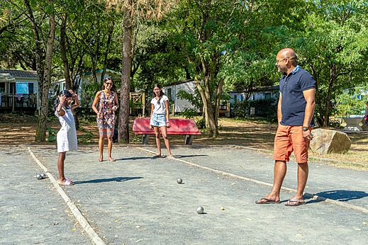 Terrain de pétanque avec famille au camping CAPFUN Zagarella à LONGEVILLE SUR MER (85).