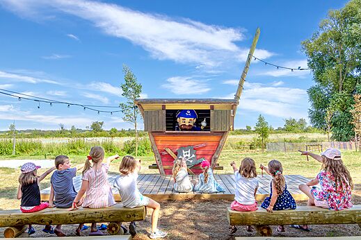 Piraten-Animationsshow mit Maskottchen und Kindern auf dem Campingplatz CAPFUN Zagarella in LONGEVILLE SUR MER (85).