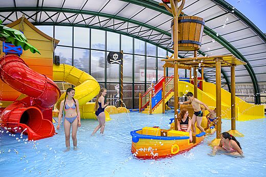 Hallenbad mit Rutschen und Wasserspielen für Kinder auf dem Campingplatz CAPFUN Zagarella in LONGEVILLE SUR MER (85).