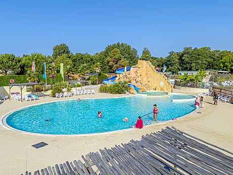Großer Außenpool mit Wasserrutschen auf dem Campingplatz CAPFUN Zagarella in LONGEVILLE SUR MER (85).