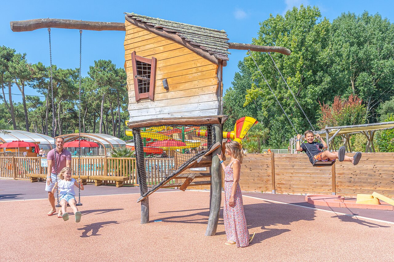 Aire de jeux avec balan�oires et cabane au camping CAPFUN Zephir � Les Mathes La Palmyre (17).