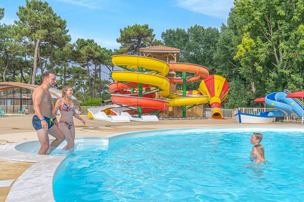 Piscine ext�rieure, toboggans aquatiques color�s au camping CAPFUN Zephir, Les Mathes La Palmyre.
