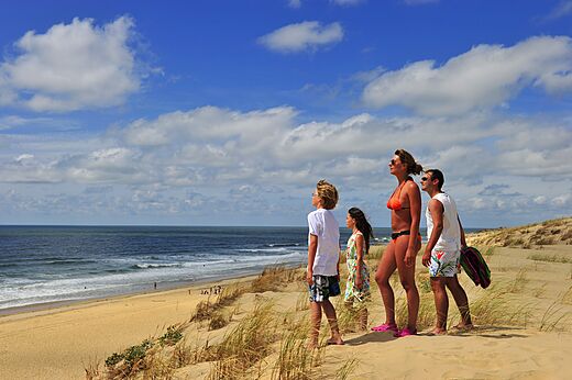 Sandstrand, Familie auf D�ne im Camping CAPFUN Zephir in Les Mathes La Palmyre.