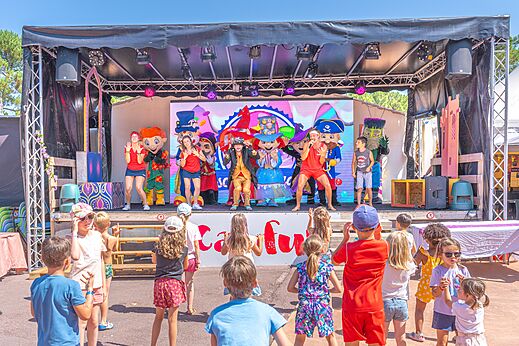Animationsshow mit Maskottchen und Kindern auf dem Campingplatz CAPFUN Zephir in Les Mathes La Palmyre.