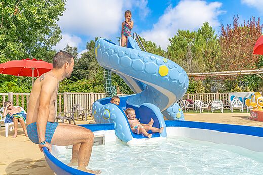 Wasserrutsche Schlange und Kinderbecken auf Camping CAPFUN Zephir in Les Mathes.