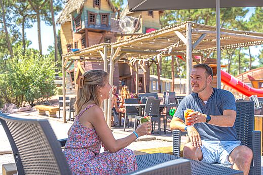Paar mit Cocktails an der Bar des Campingplatzes CAPFUN Zephir in Les Mathes La Palmyre (17).