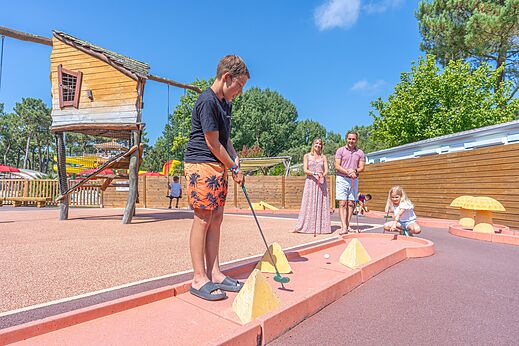 Familien-Minigolf mit Spielplatz auf dem Campingplatz CAPFUN Zephir in Les Mathes La Palmyre.