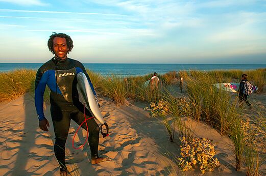 Surfer mit Brett, Strand, Campingplatz CAPFUN Zephir in Les Mathes La Palmyre (17).