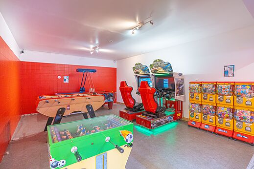 Spielzimmer mit Kicker und Arcade-Automaten auf dem Campingplatz CAPFUN Zephir in Les Mathes La Palmyre.