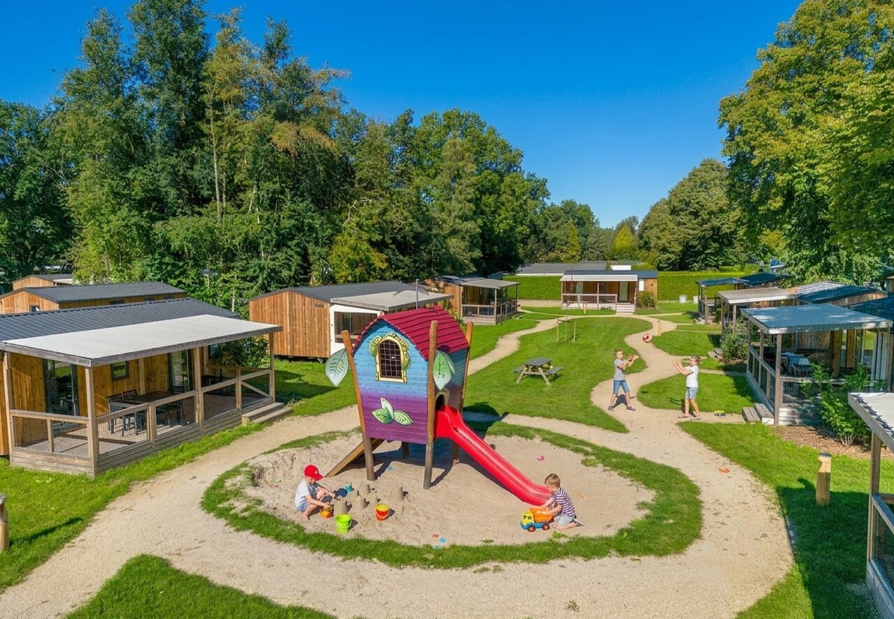 Spielplatz mit Rutsche und Kindern, Mobilheime auf dem Campingplatz CAPFUN Zeumersehof in Voorthuizen.