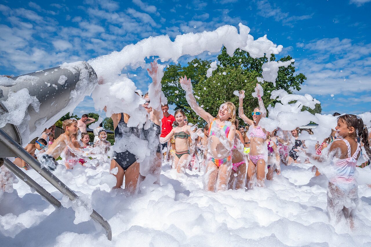 Schaumparty f�r fr�hliche Kinder auf dem Campingplatz CAPFUN Zeumersehof in Voorthuizen.