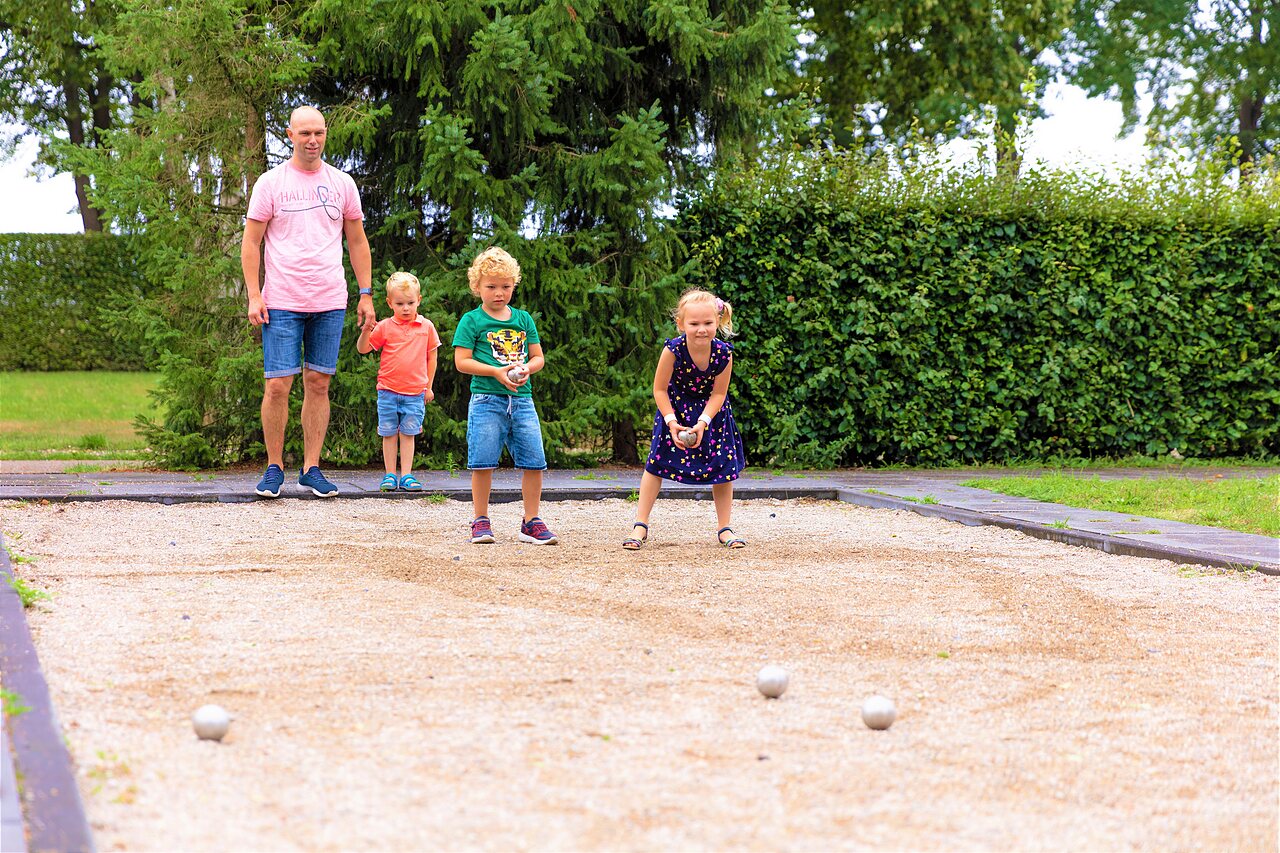 Bocciabahn mit Familie spielend am Campingplatz CAPFUN Zeumersehof in Voorthuizen.
