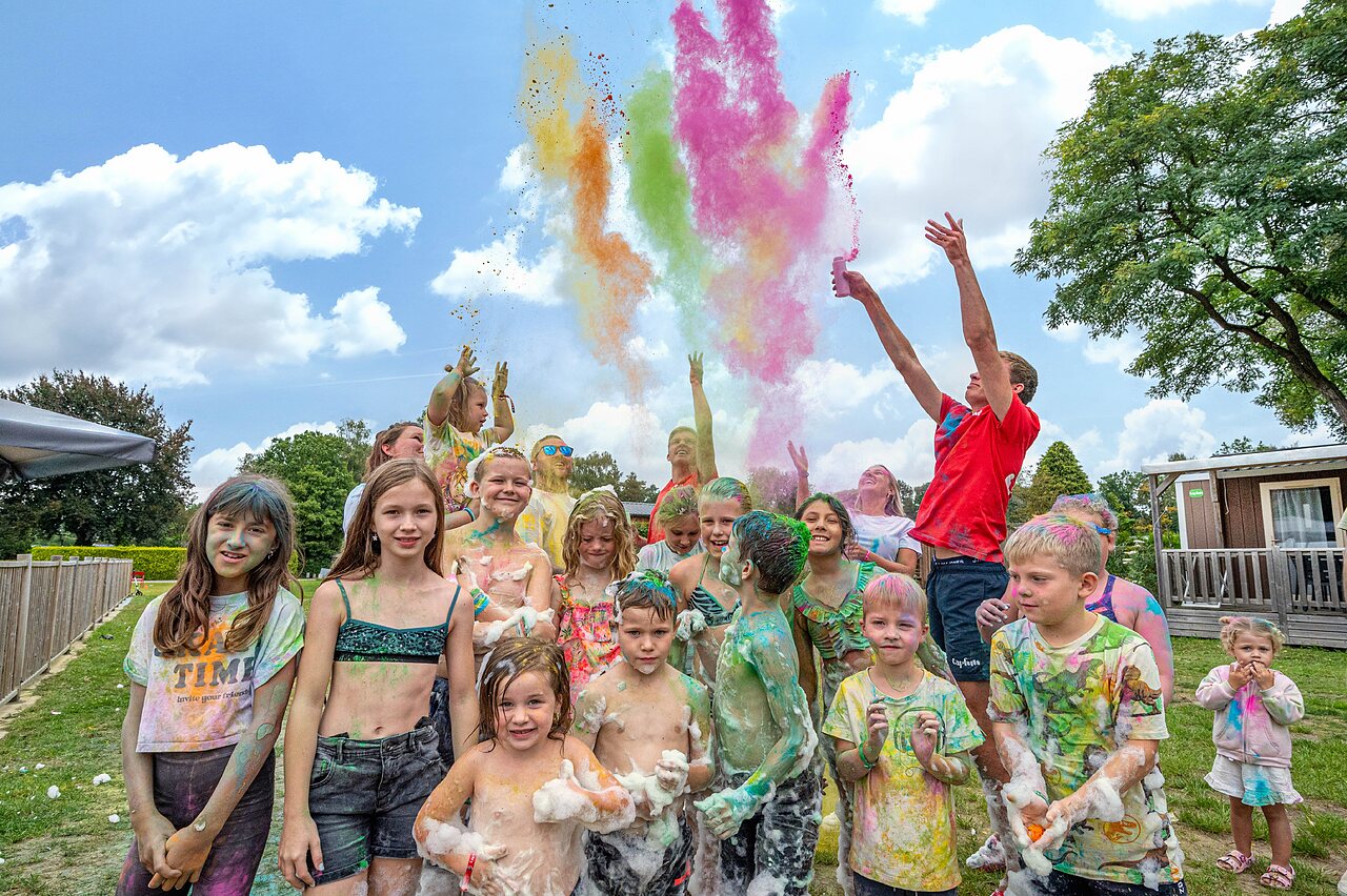 Kinder genie�en Schaum- und Farbpulverparty auf Campingplatz CAPFUN Zeumersehof in Voorthuizen.