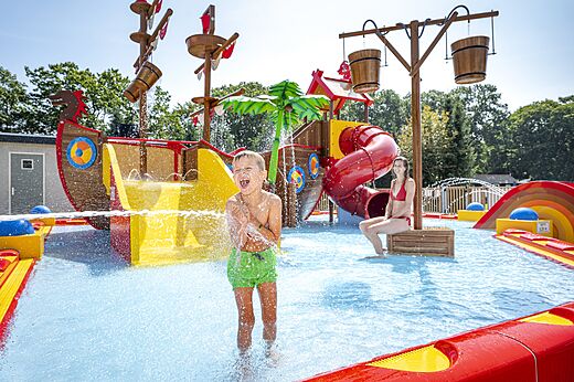 Wasserspielplatz mit Rutsche, Piratenschiff auf Campingplatz CAPFUN Zeumersehof in Voorthuizen.