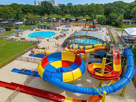 Wasserpark mit bunten Rutschen und Pools auf dem Campingplatz CAPFUN Zeumersehof in Voorthuizen.