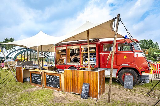 Camion-restaurant rouge avec four à pizza et bar au camping CAPFUN Zeumersehof à Voorthuizen.