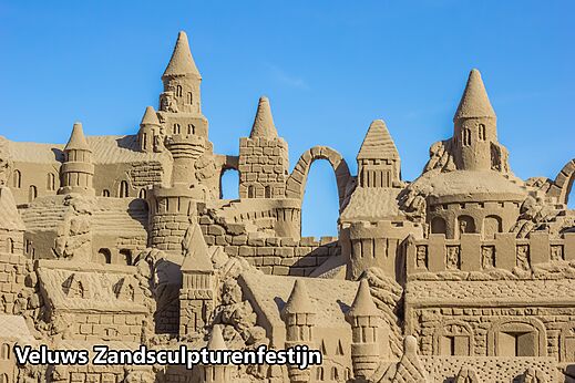 Riesige Sandskulptur eines Schlosses, Veluws Zandsculpturenfestijn.