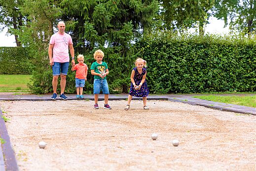 Familie spielt Boule auf dem Campingplatz CAPFUN Zeumersehof in Voorthuizen.