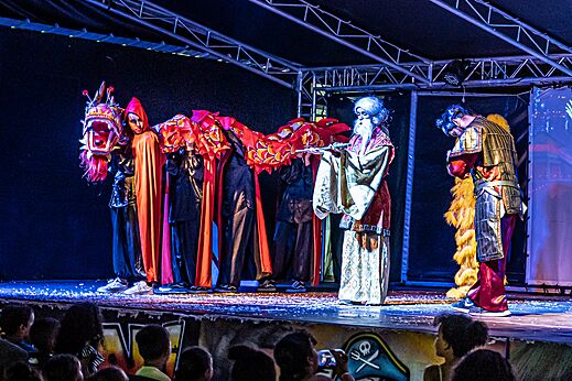 Drachentanz-Show und kostümierte Charaktere auf dem Campingplatz CAPFUN Zeumersehof in Voorthuizen.