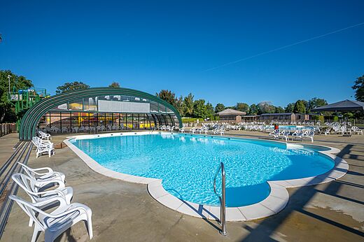 Außenpool, Wasserrutschen und Stühle am Campingplatz CAPFUN Zeumersehof in Voorthuizen.