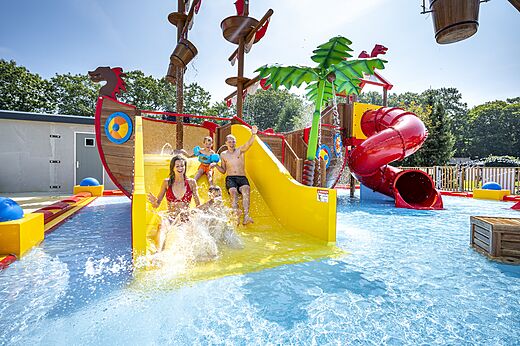 Piratenboot, Rutschen und Wasserspielplatz auf dem Campingplatz CAPFUN Zeumersehof in Voorthuizen.